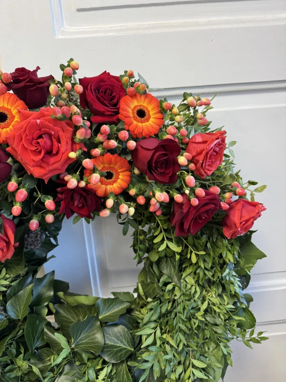 Smuteční věnec – červené růže a gerbery (Ø cca 60 cm)