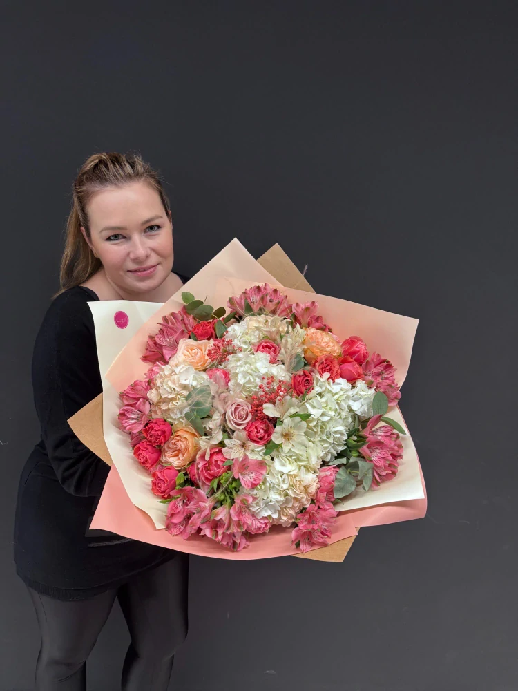 Luxusní míchaná kytice v růžovo-krémových tónech