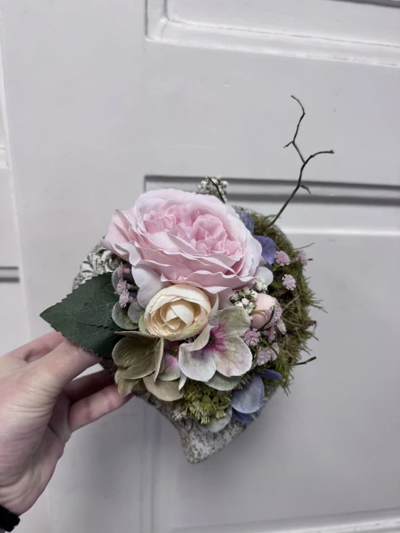 Pietní květinová dekorace ve tvaru srdce