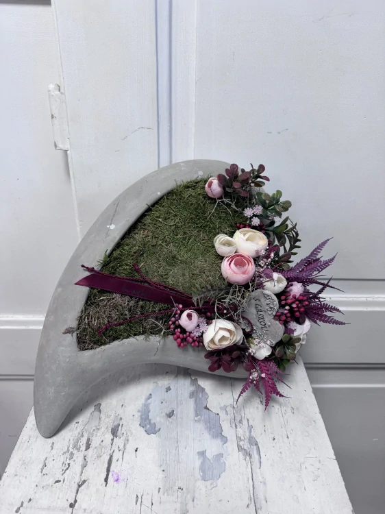 Pietní dekorace na hrob – srdce s růžemi a mechem