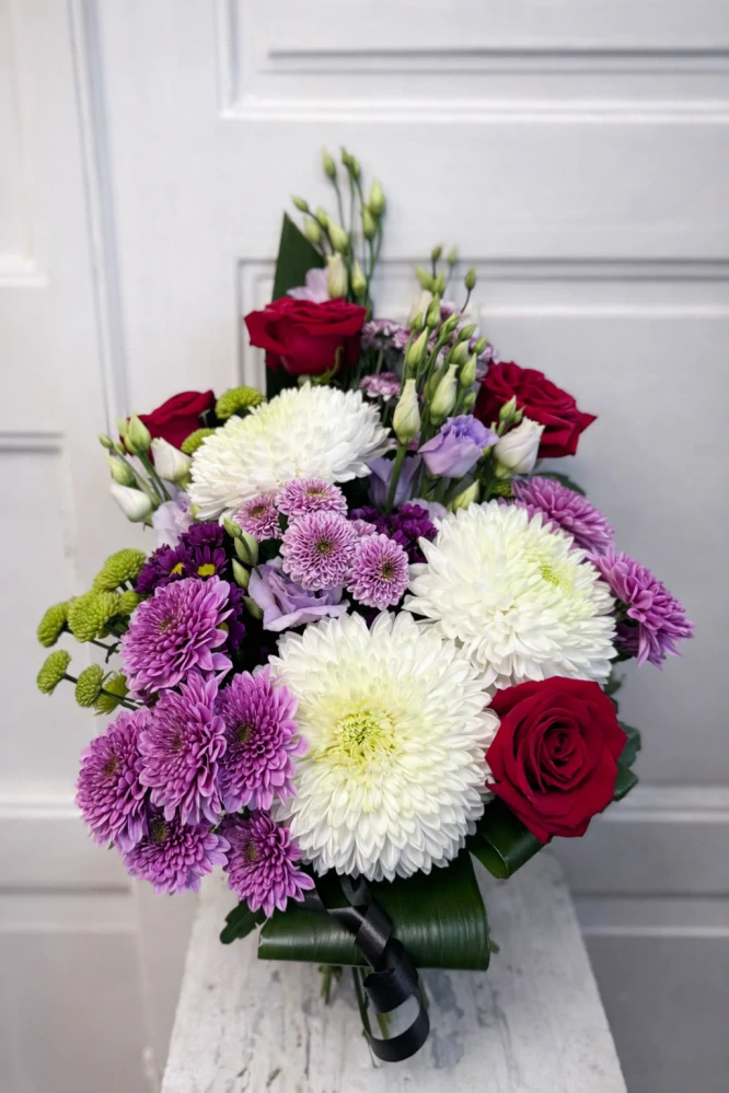 Smuteční kytice v bílo-fialovém tónu s červenými růžemi