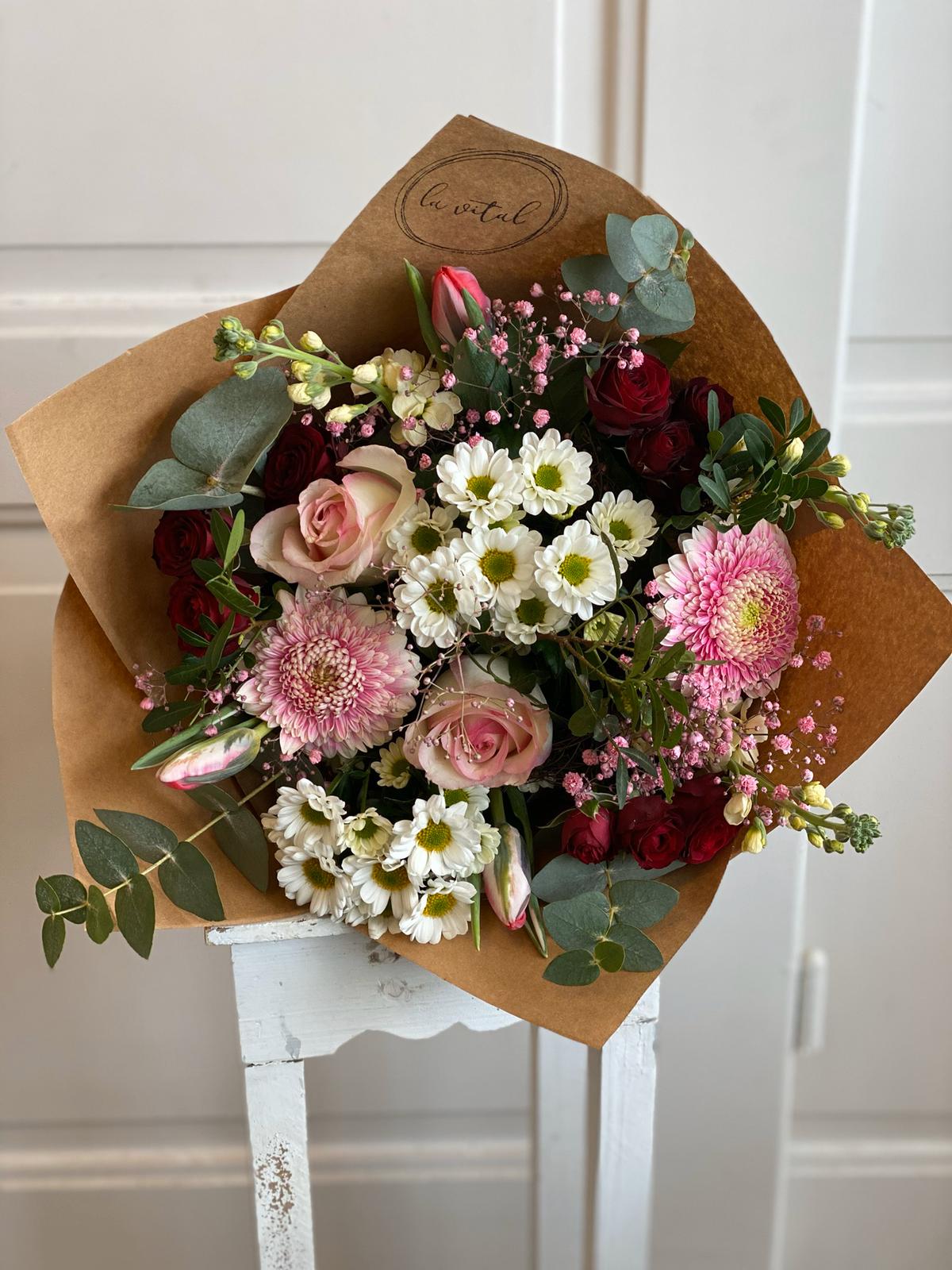 kytice s růžičkami a lučním jarním mixem