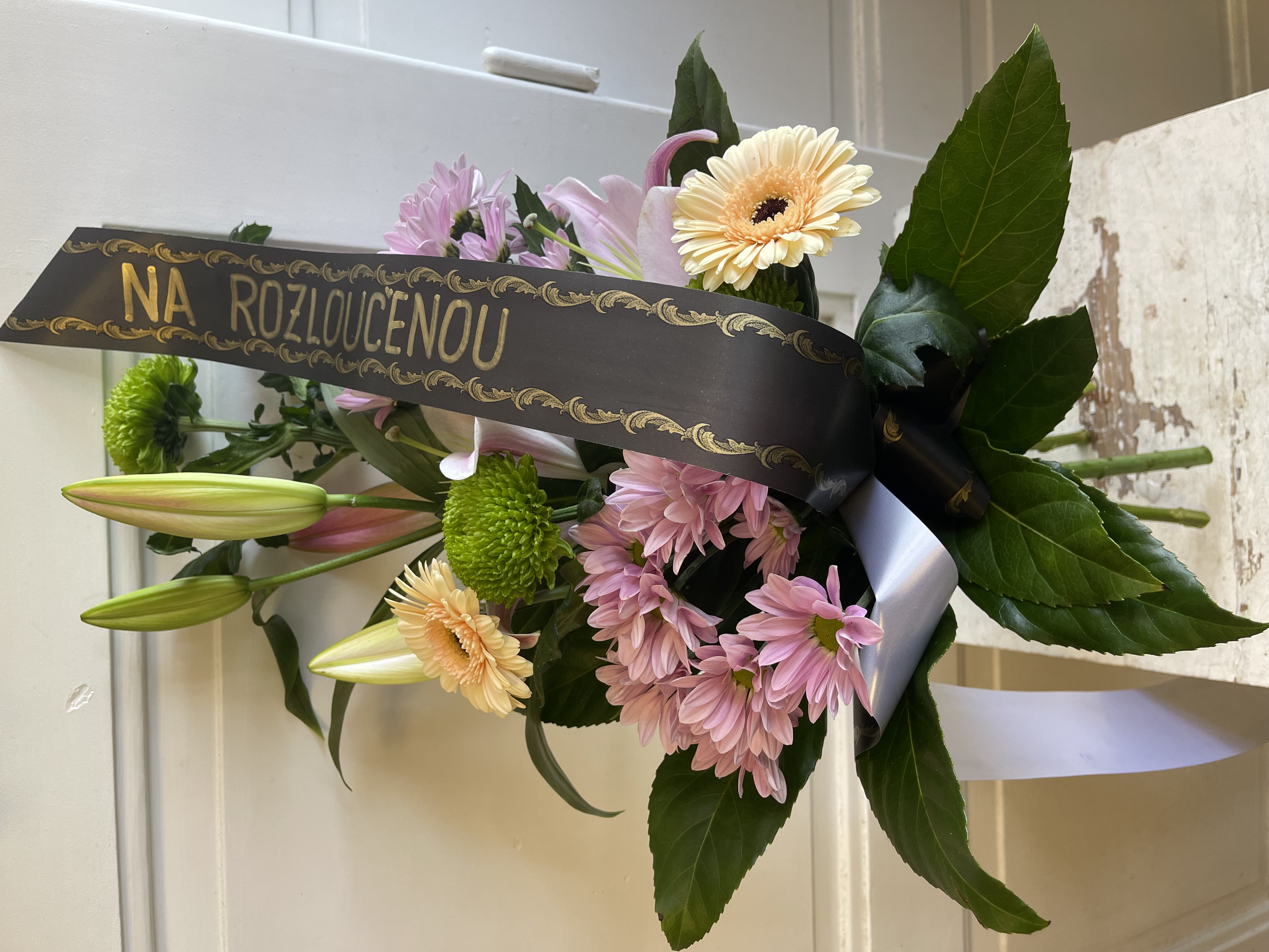 Smuteční kytice - chryzantémy a lilie