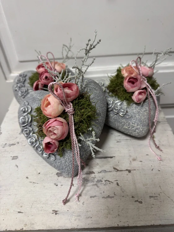 Betonové srdíčko k uctění Památky zesnulých 1