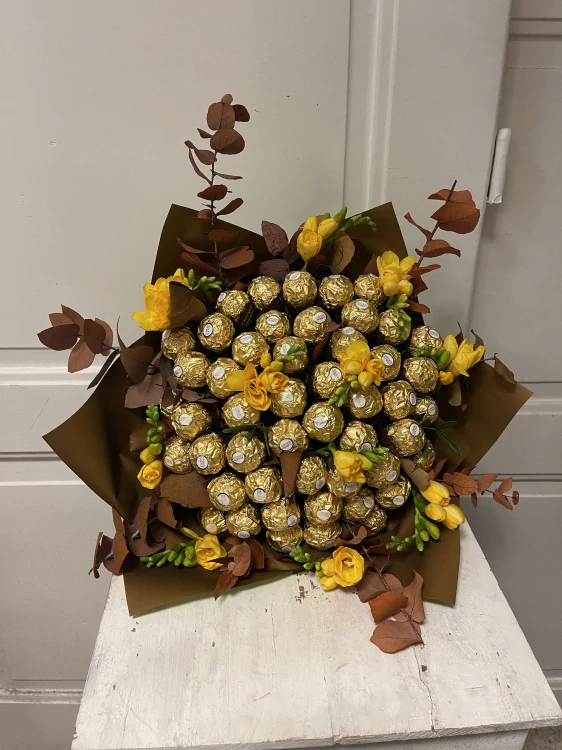 Kytice - Ferrero Rocher  s květy 