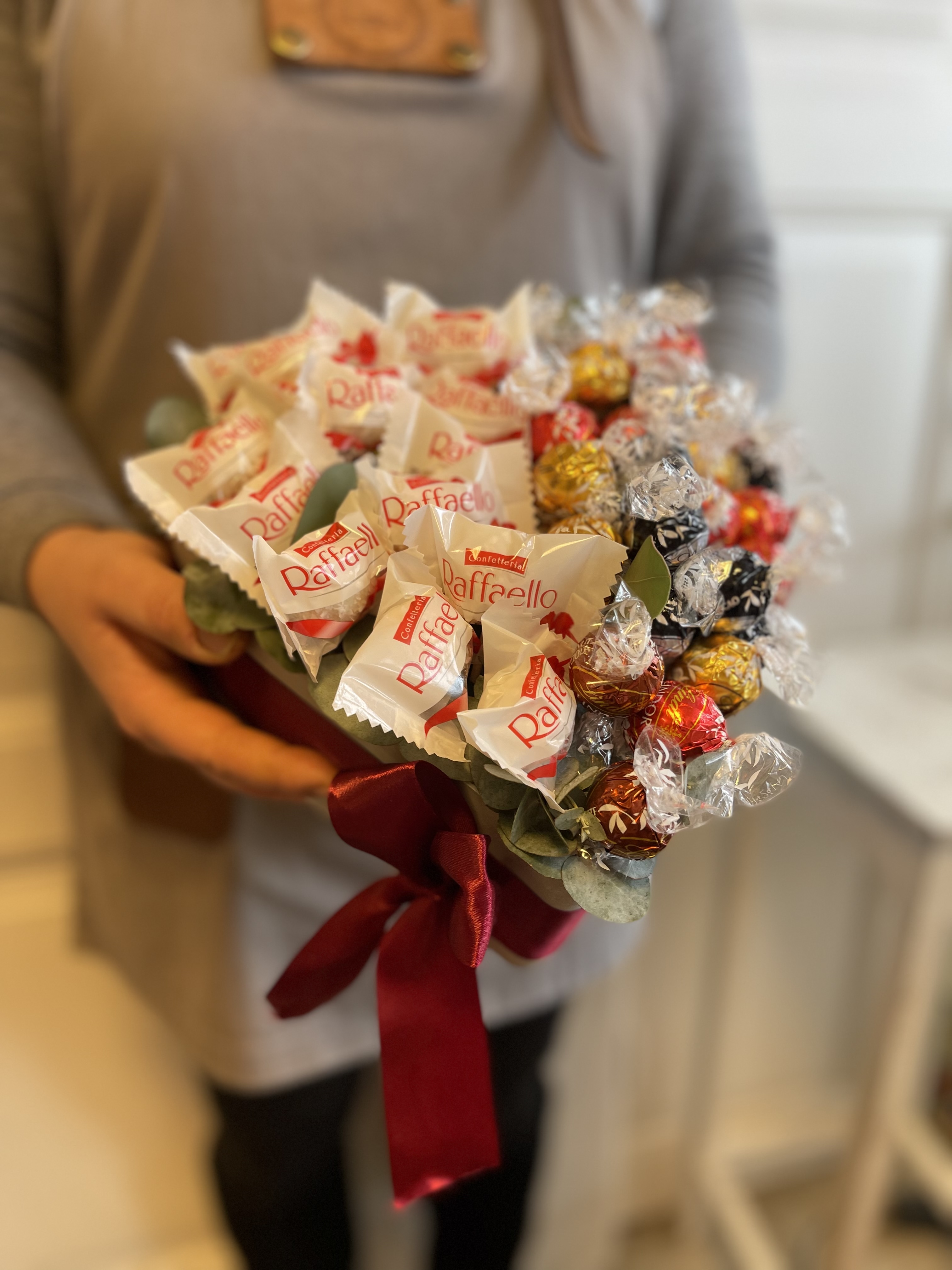 Flower box srdce - rudé růže a pralinky Lindor