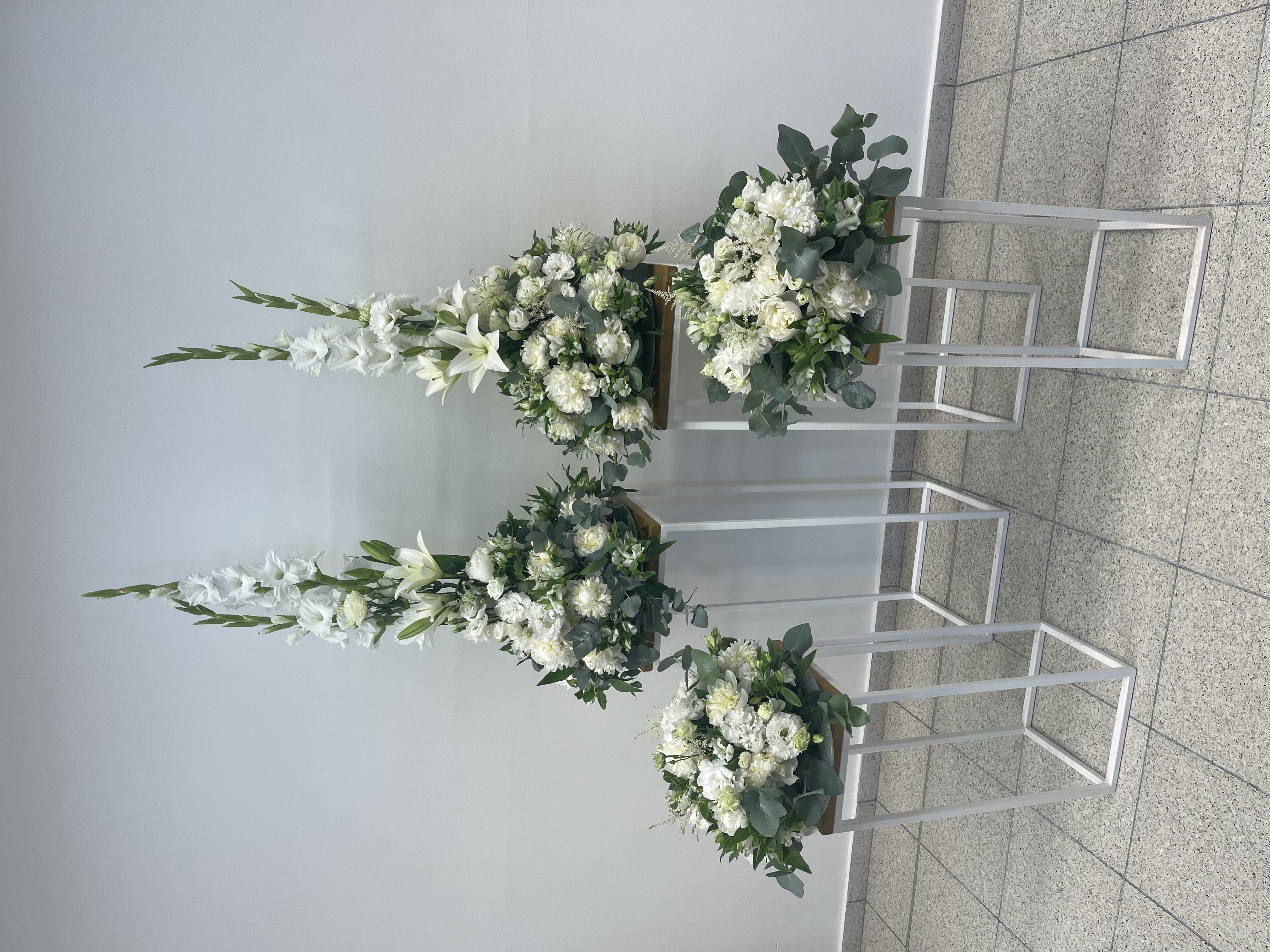 Smuteční vypichované aranžmá - bílé eustomy