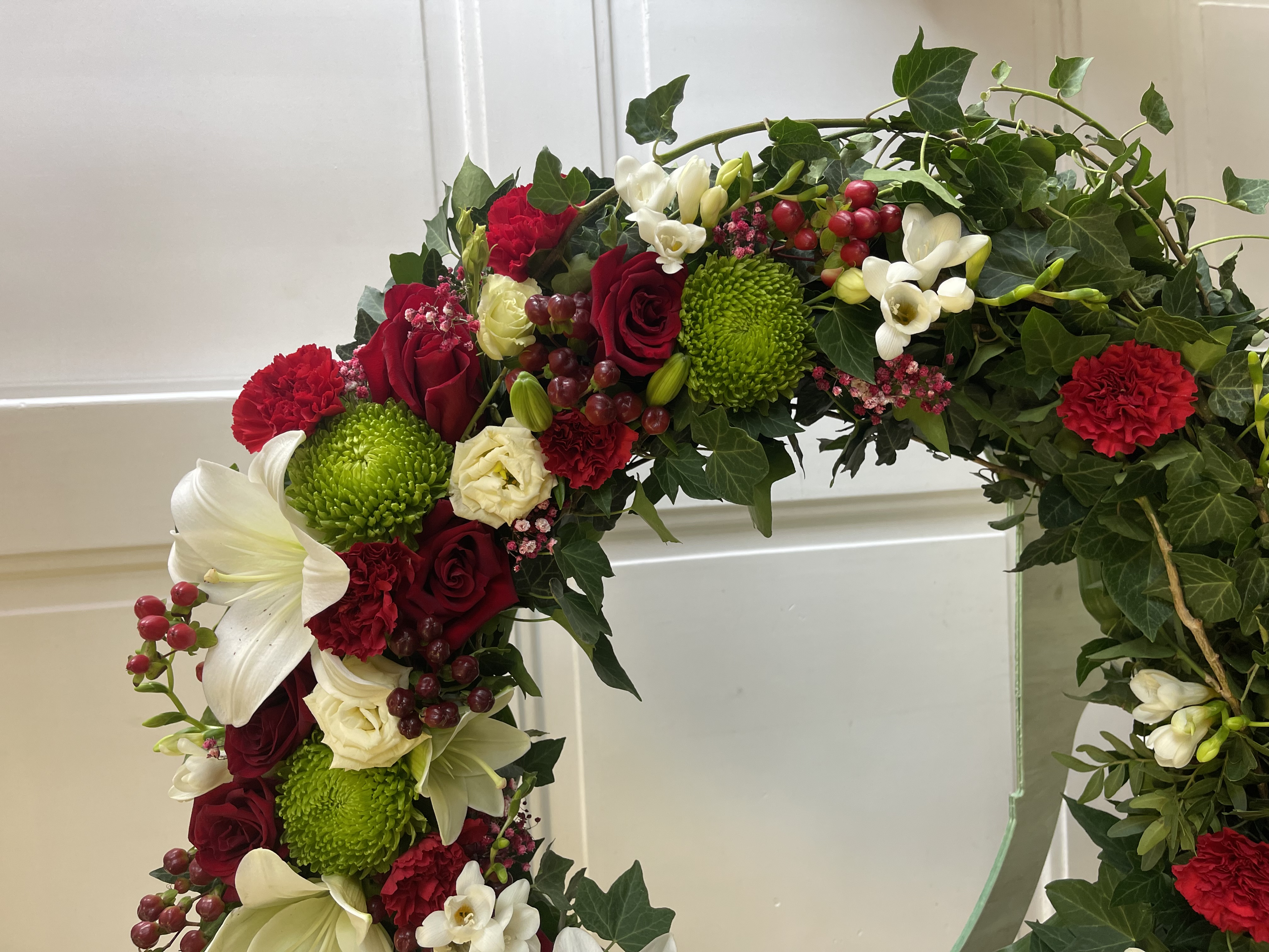 Smuteční věnec - lilie a růže 