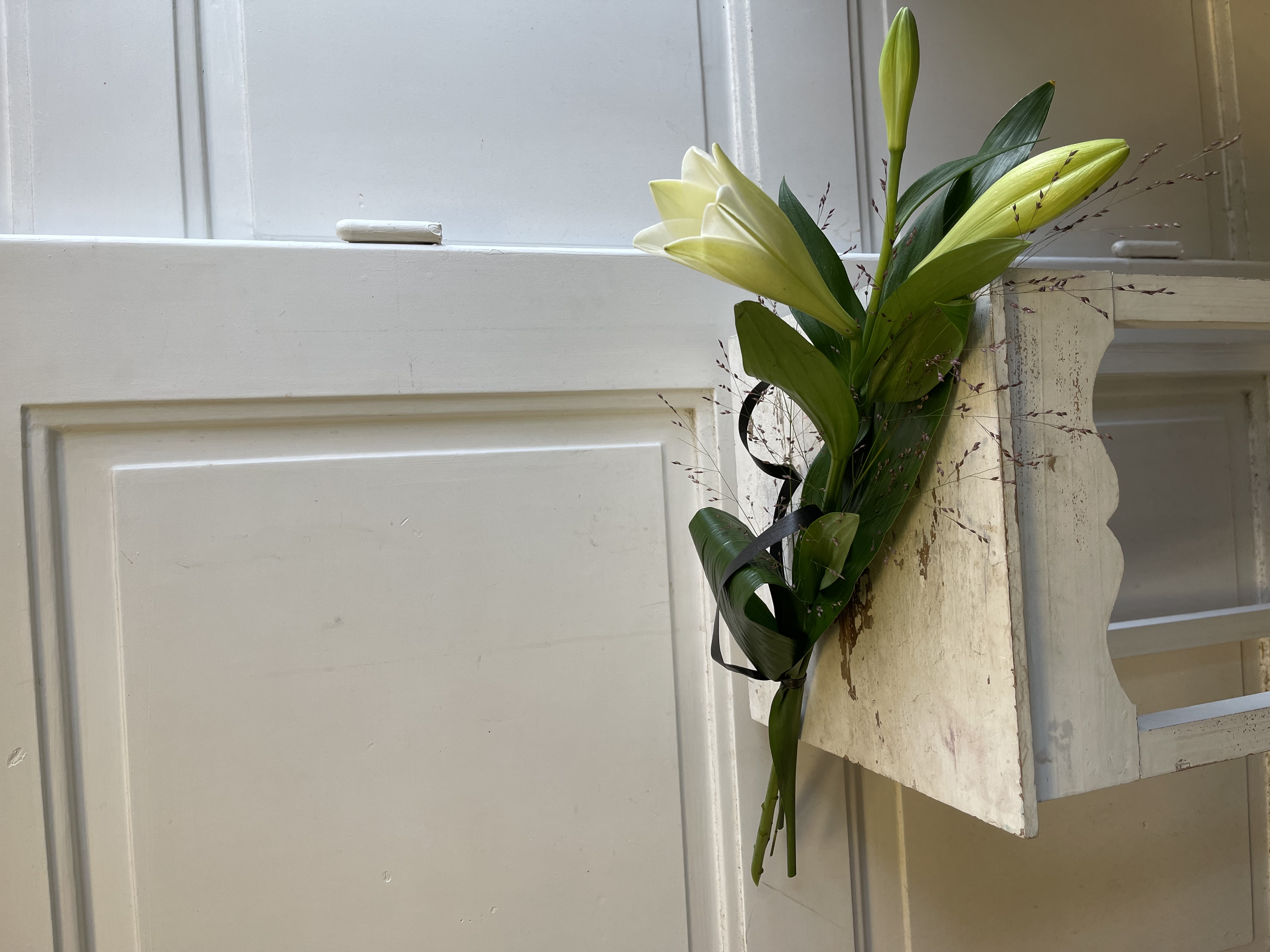 Smuteční kytice - bílá lilie   