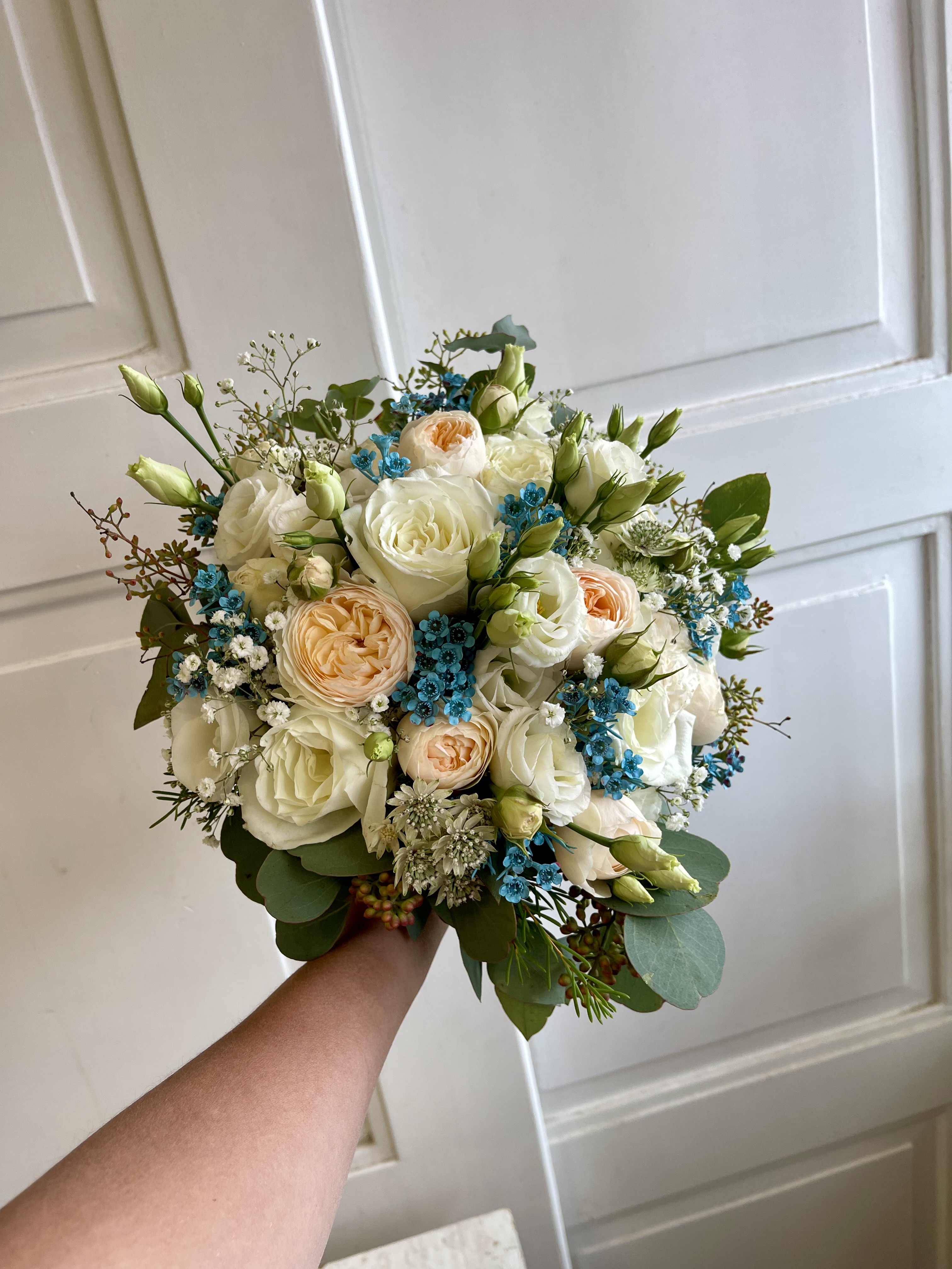 Svatební kytice - krémová a modrý akcent 