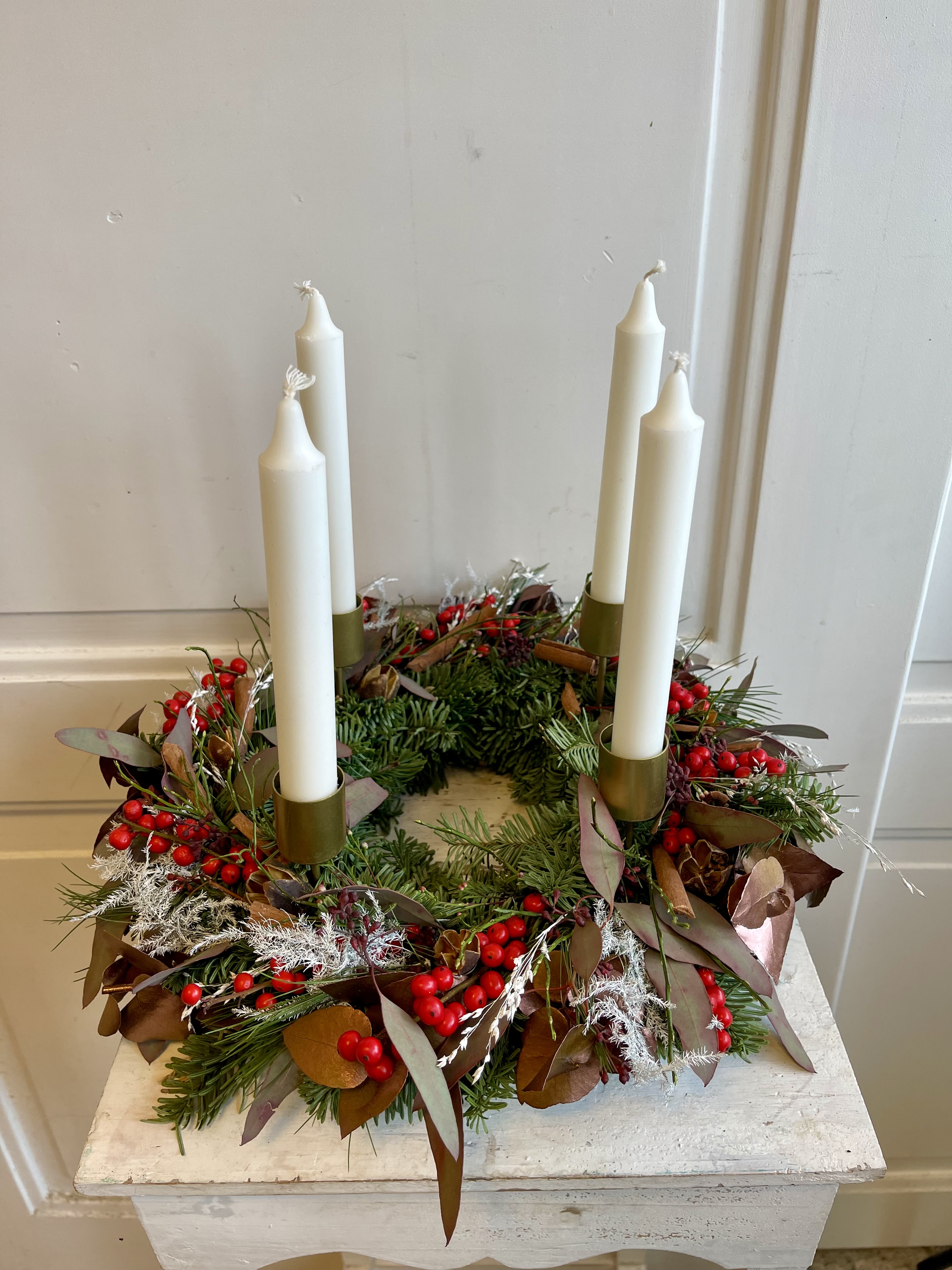 Adventní dekorace věnec s úzkými svíčkami 