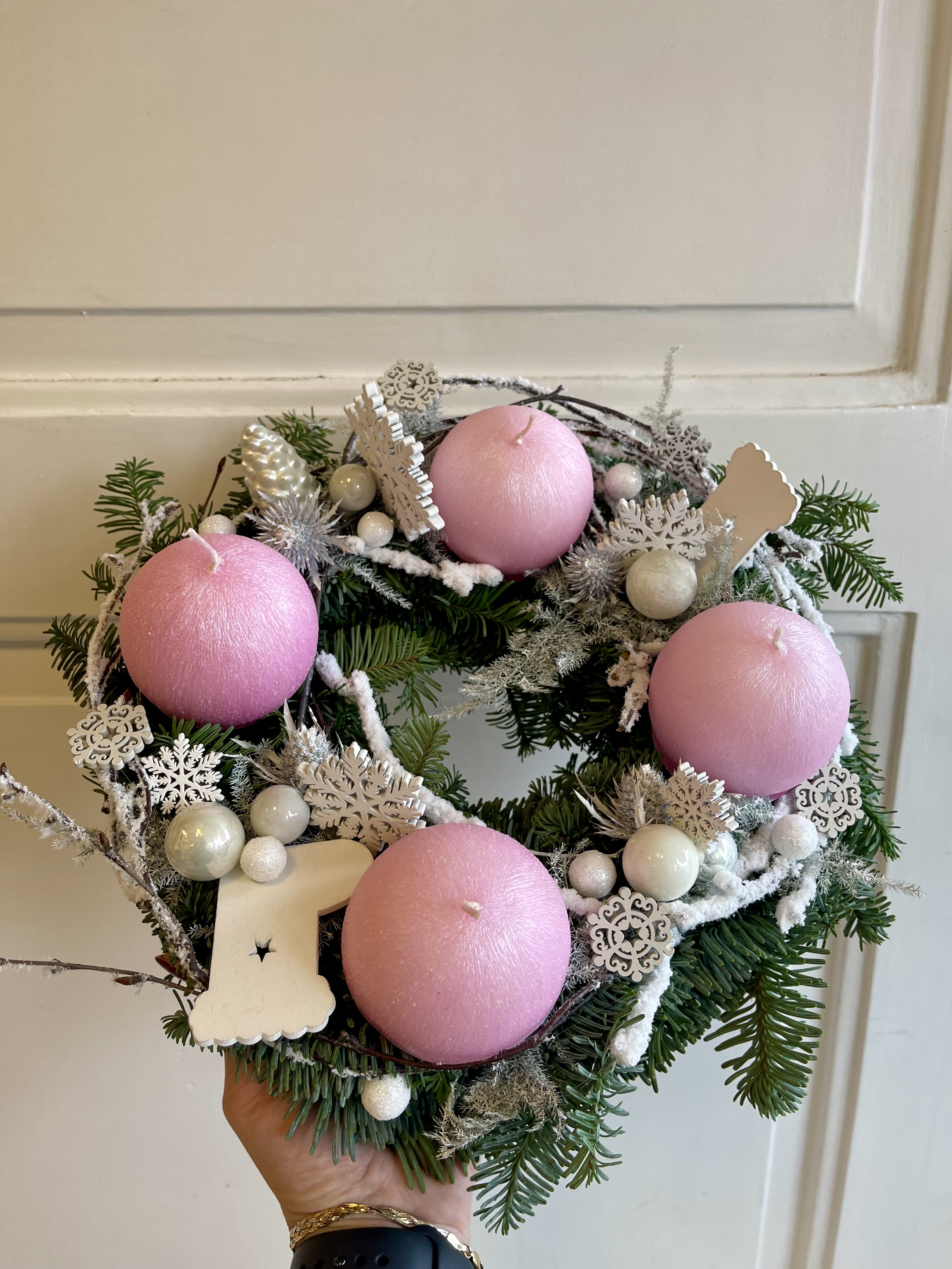 Adventní dekorace věnec  jedlička s kulatými svíčkami 