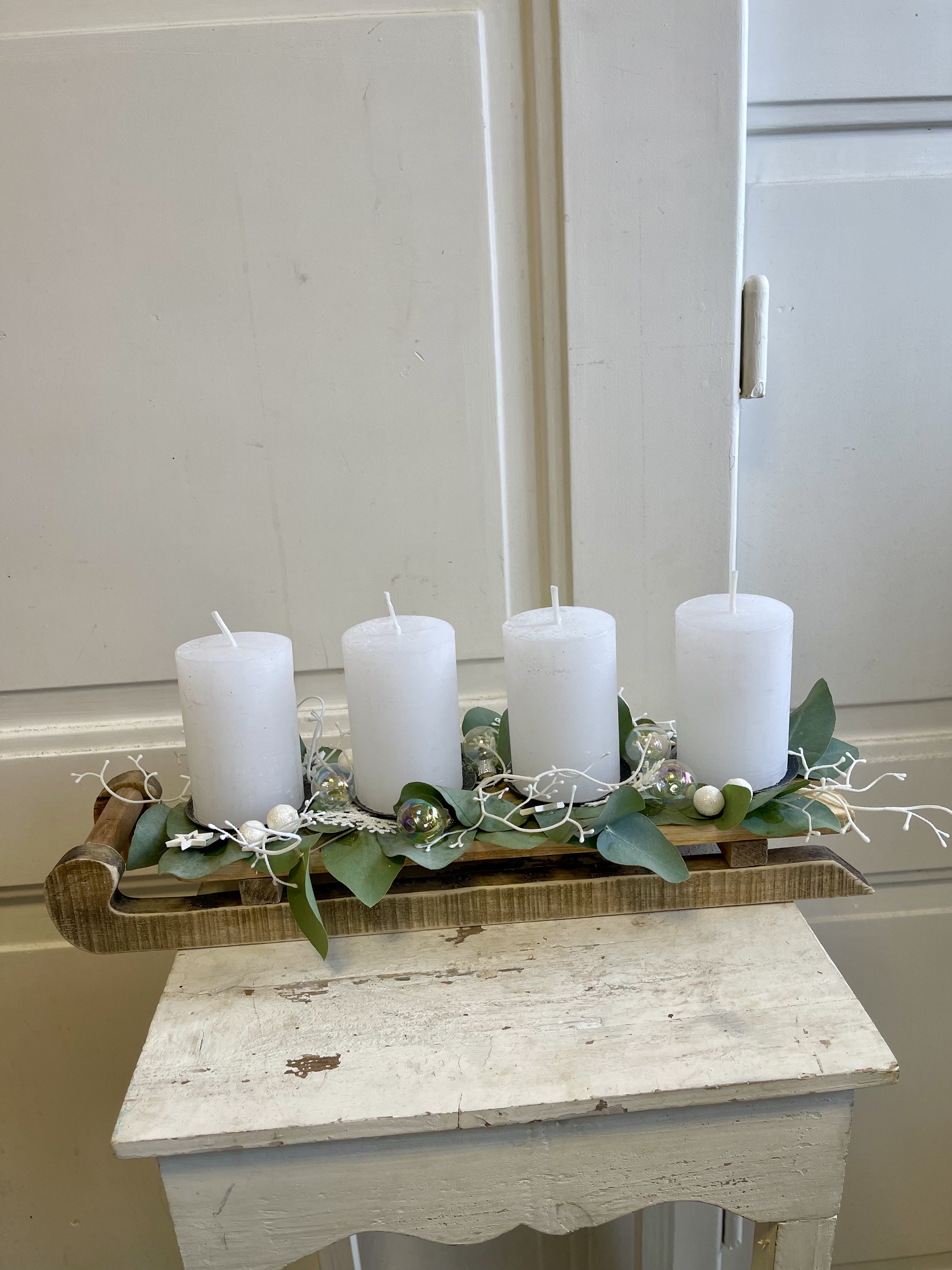Adventní dekorace podlouhlá  biílá eucalyptus