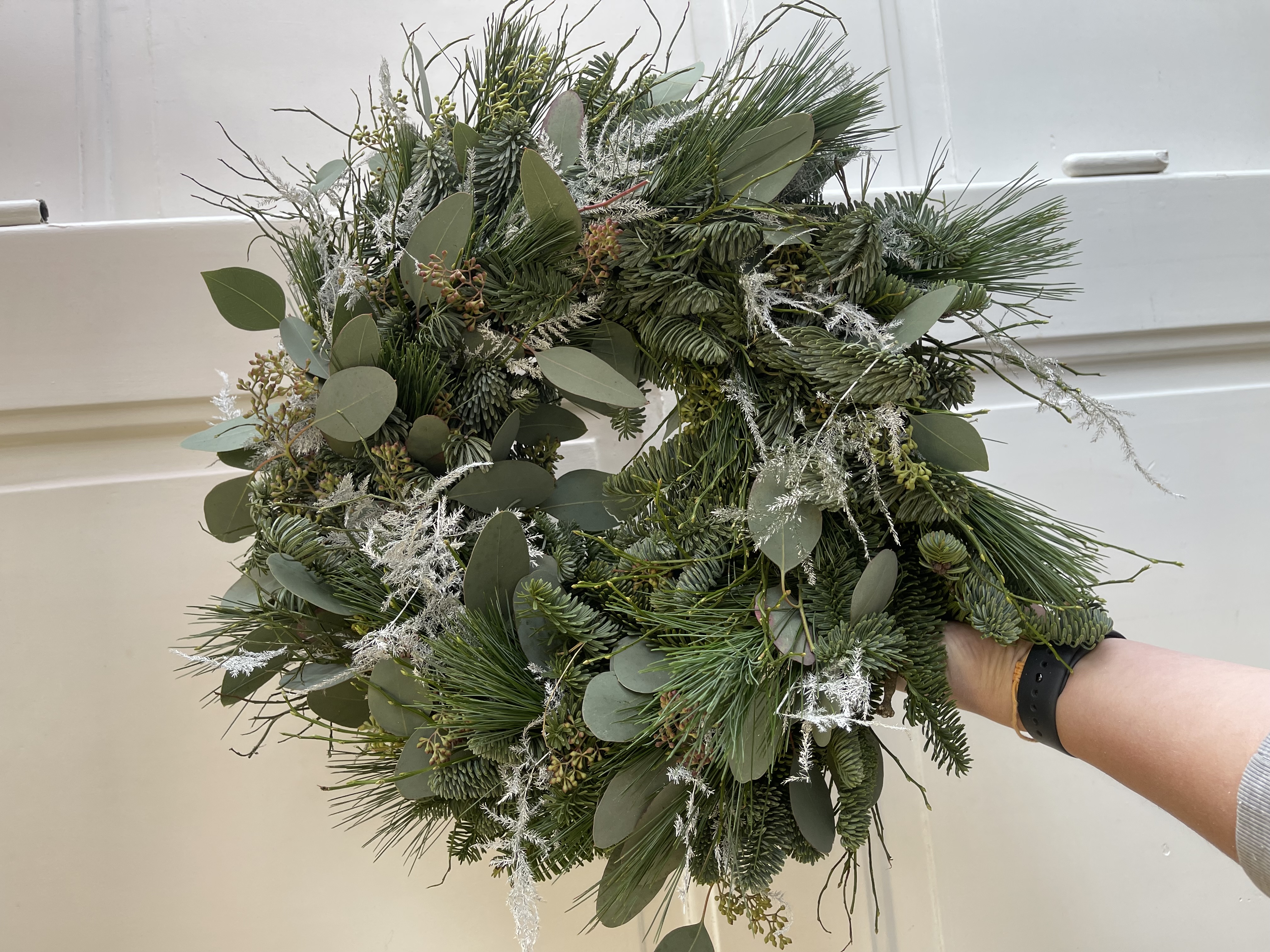 Navázaný věnec mix eucalypt a jedle 