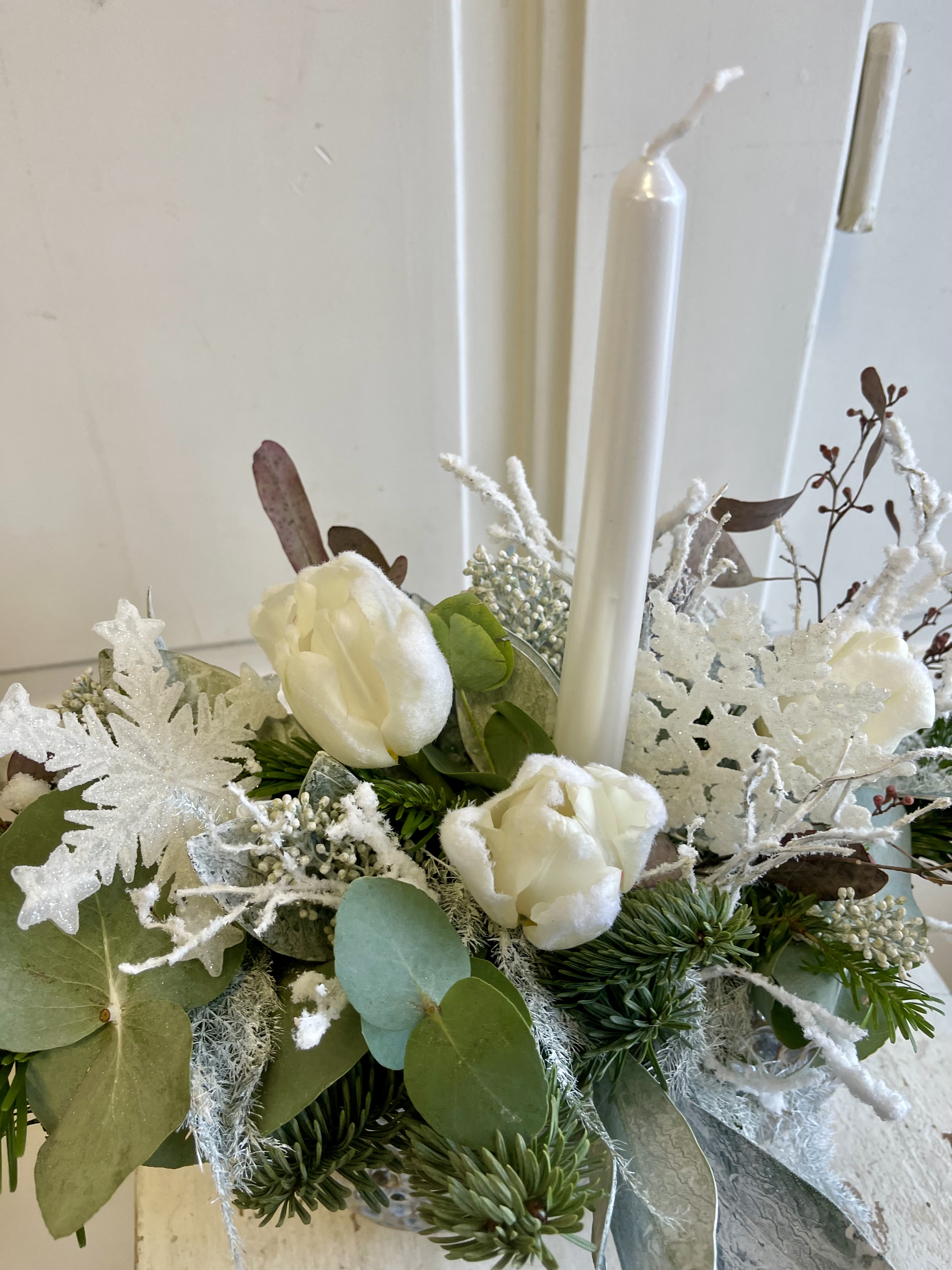 Svícen bílé tulipány a vločky 