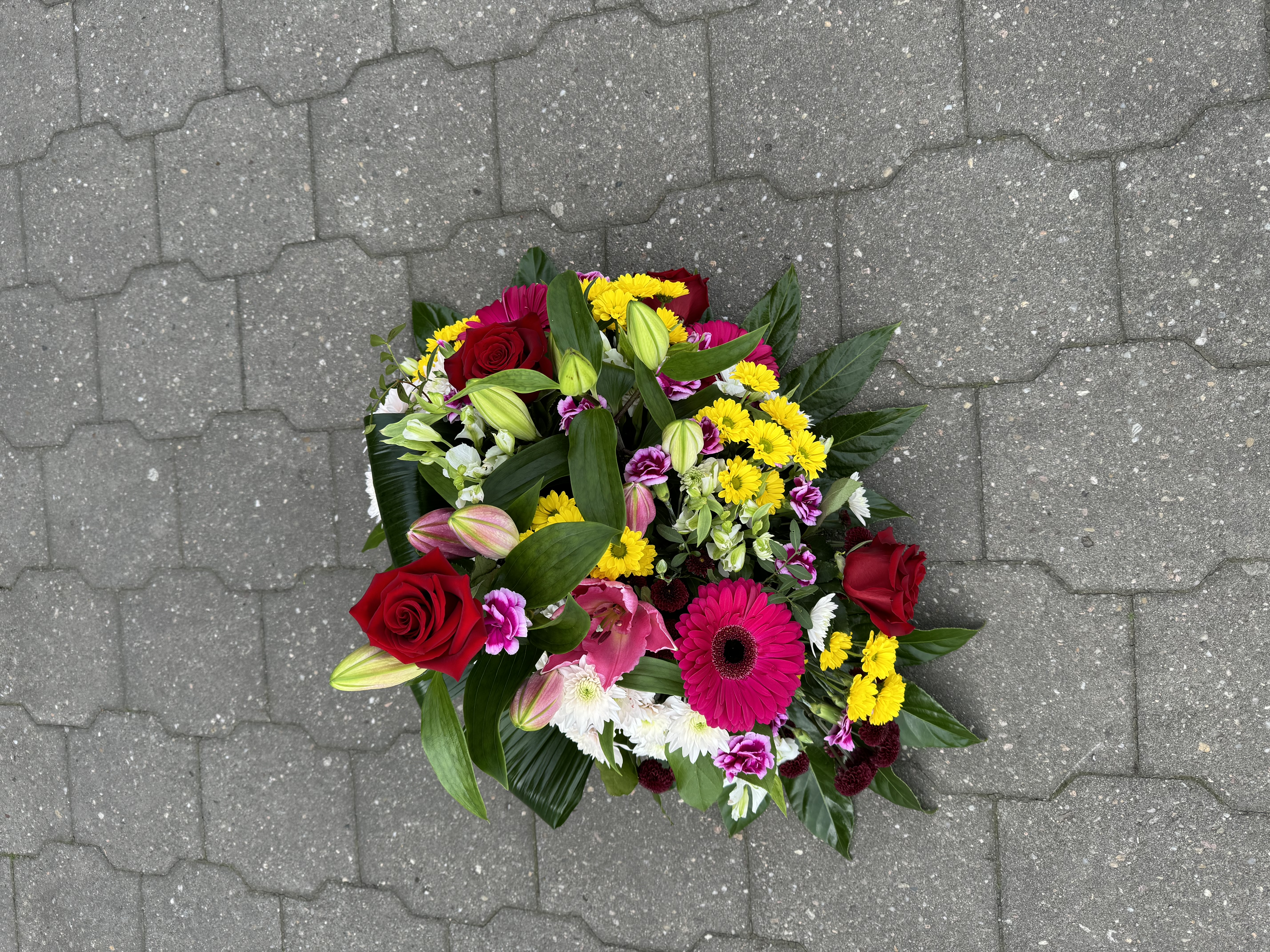 Smuteční aranžmá - Rudá růže a lilie  