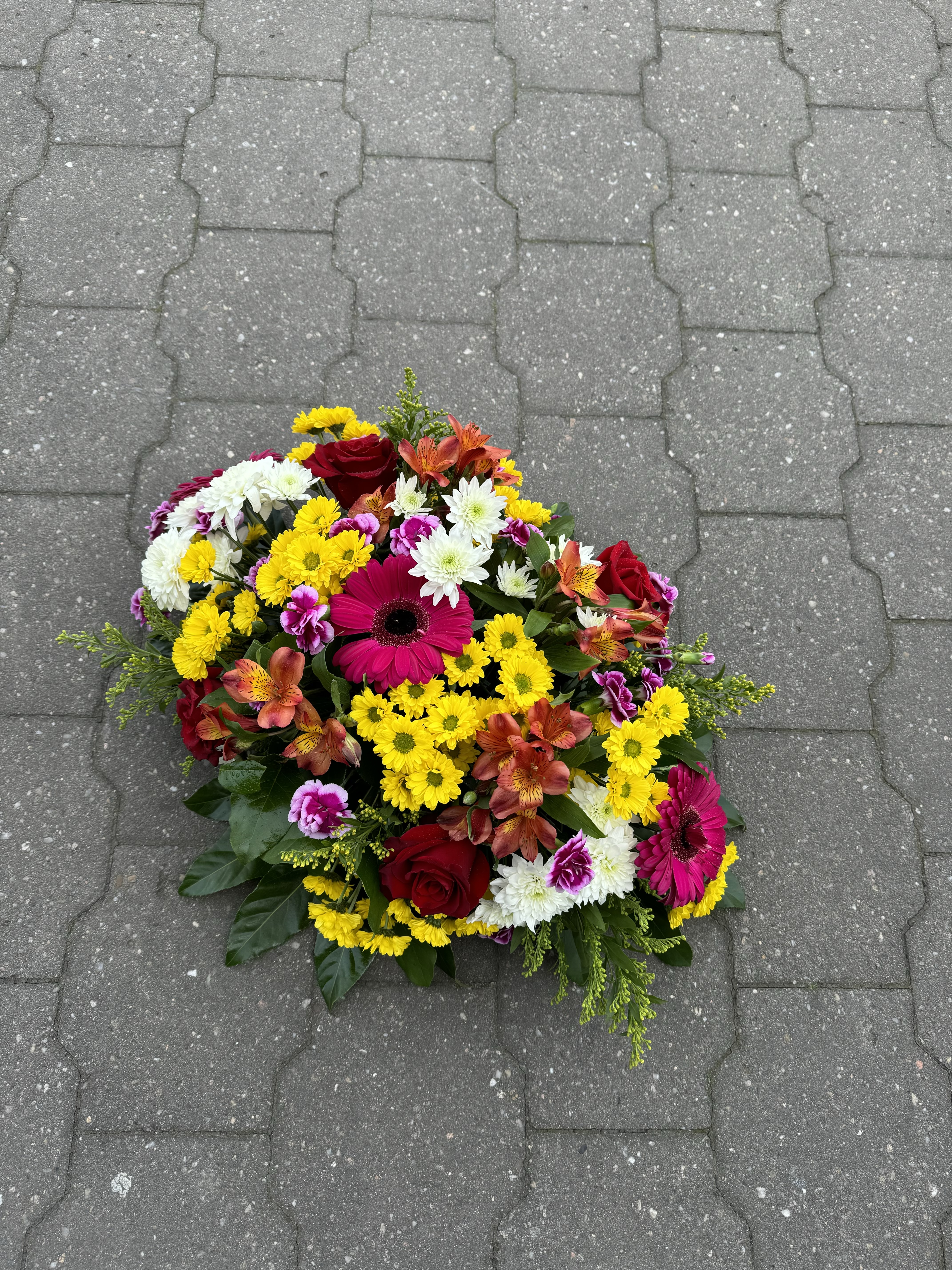 Smuteční aranžmá - chryzantema a alstromerie 