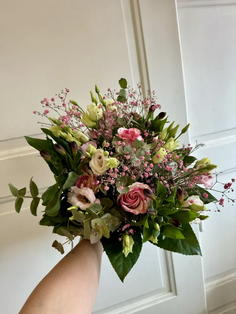 Kytice něžná růže a eustoma 