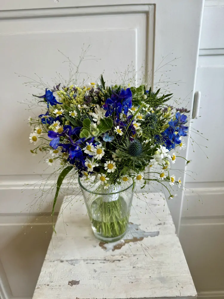 Svatební kytice - modré delfinium 