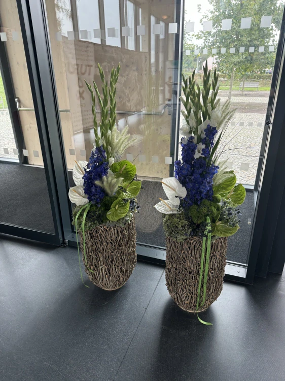 Dekorace ikebana modro bílo zelená 