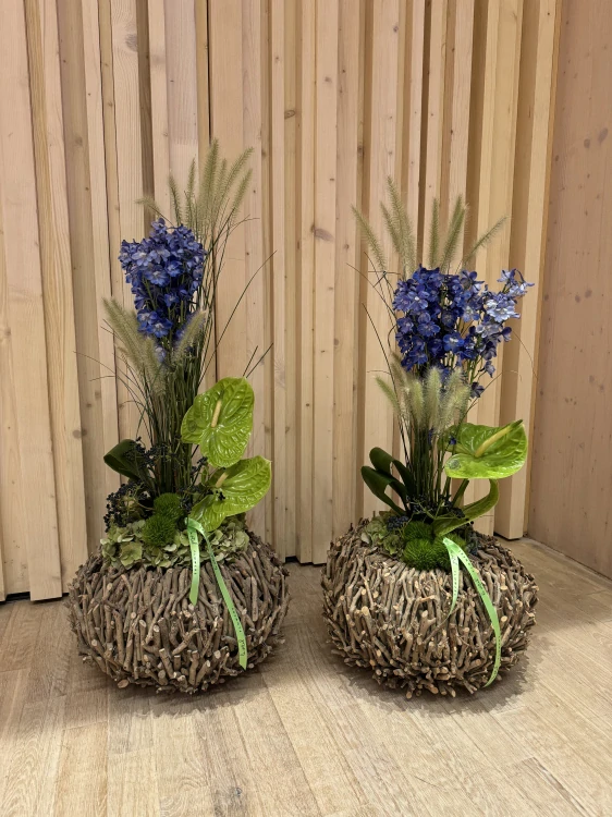 Dekorace ikebana modro bílo zelená  na podium 