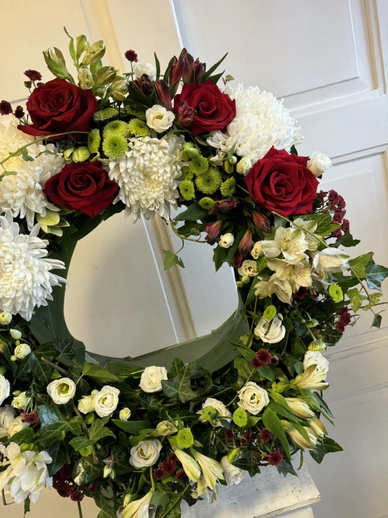 Smuteční věnec lilie, alstromerie, chryzantémy a růže