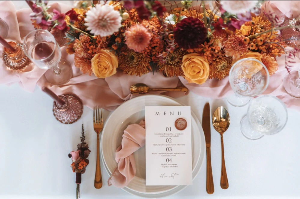 Svatební květinová výzboba stolů -1kus parteru 