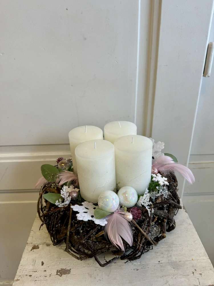 Adventní věnec proutí a eucalyptus