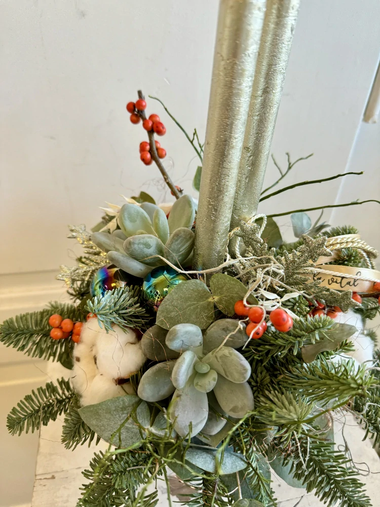 Svícen zlatý s bavlníkem a ilexem