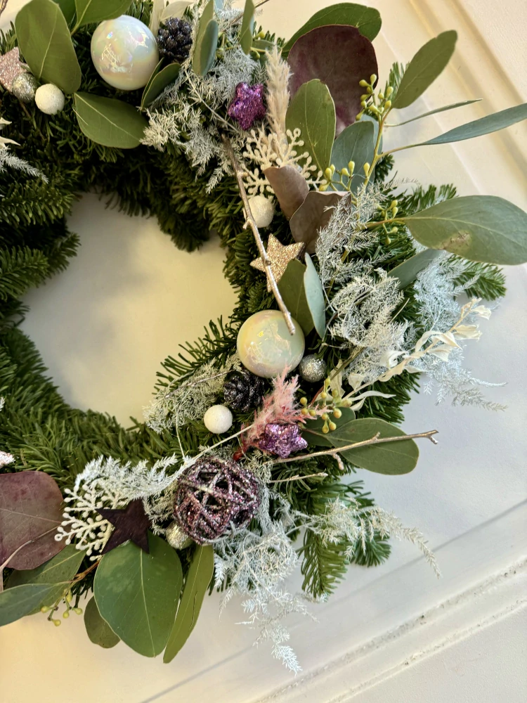 Navázaný věnec mix eucalypt a jedle ozdobený  fialková