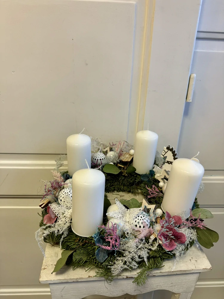 Adventní věnec růžovo modrá s bílou 