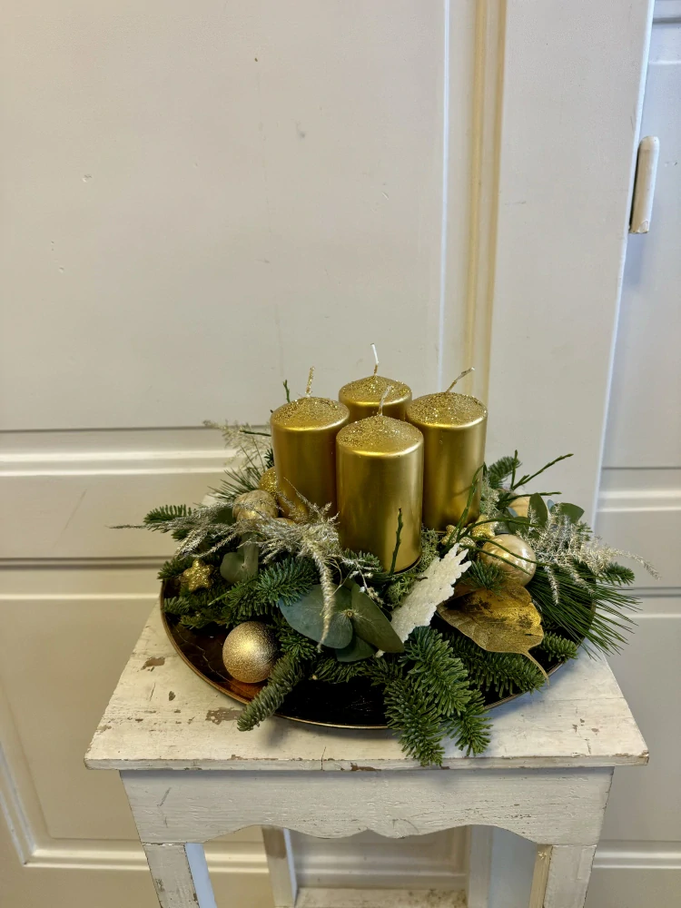 Adventní dekorace na tácu z jedličky a eucalyptu