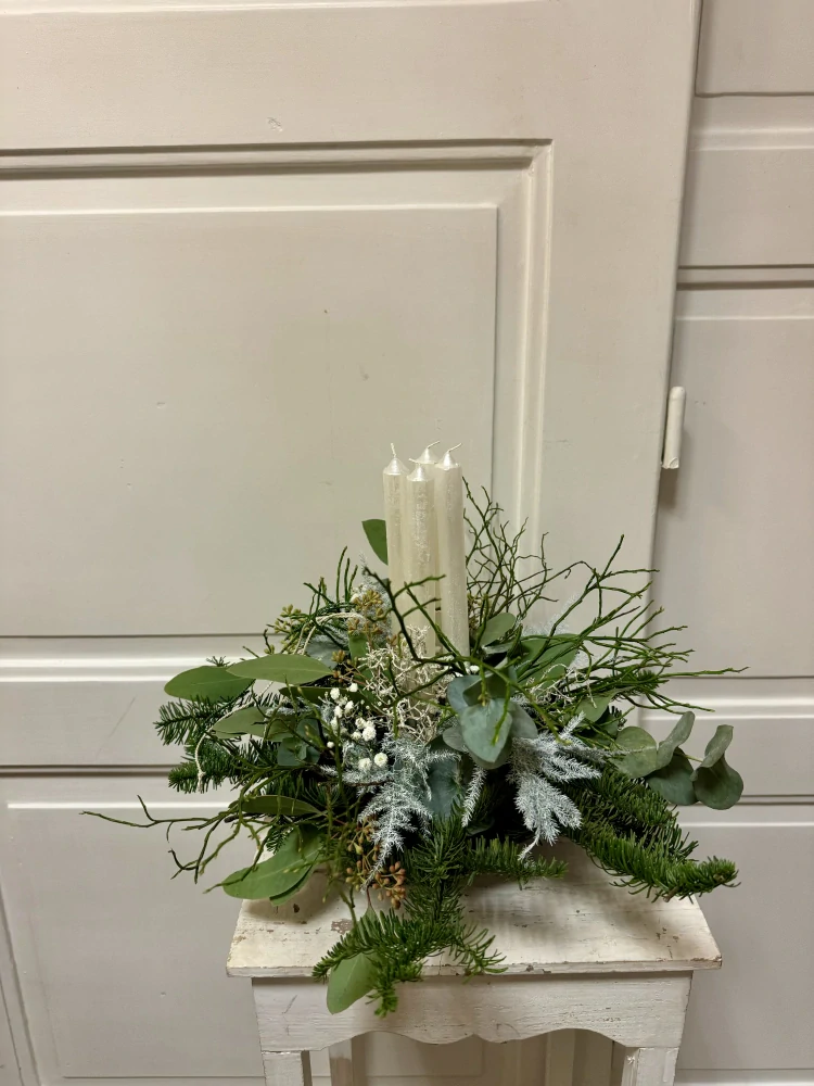 Adventní dekorace v misce z jedličky a eucalyptu přírodní květinový 