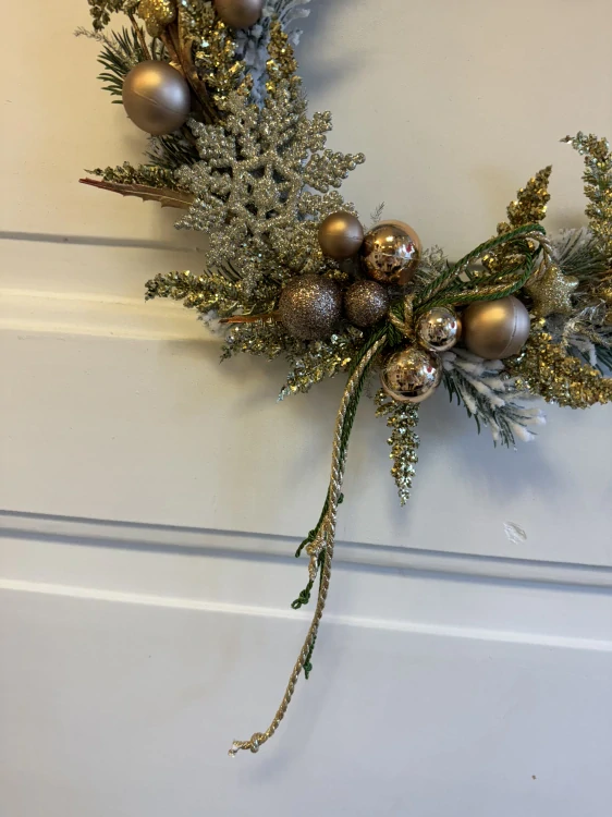 Obruč se zlatým zdobením  