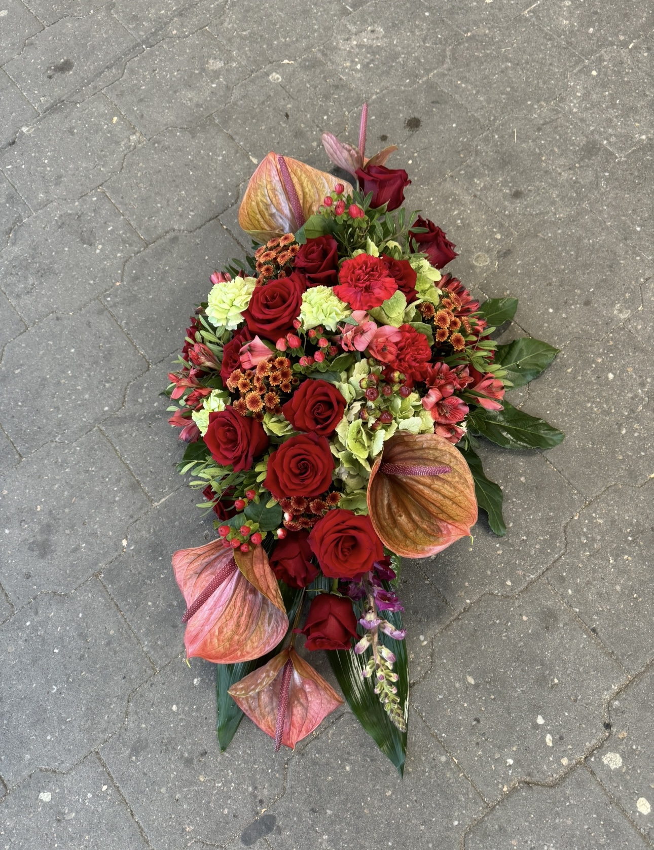 Smuteční luxusní kytice - podlouhlá na položení