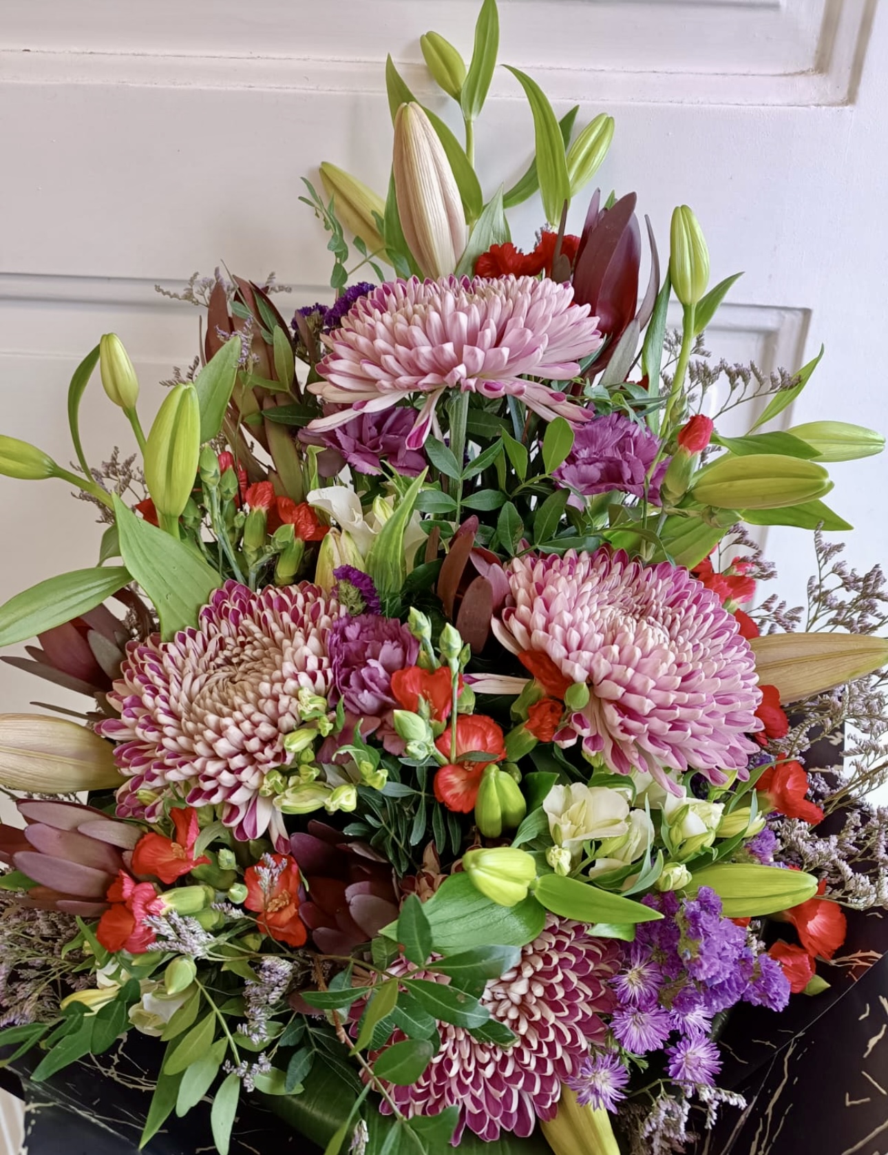 Smuteční kytice - mix červená a fialová 