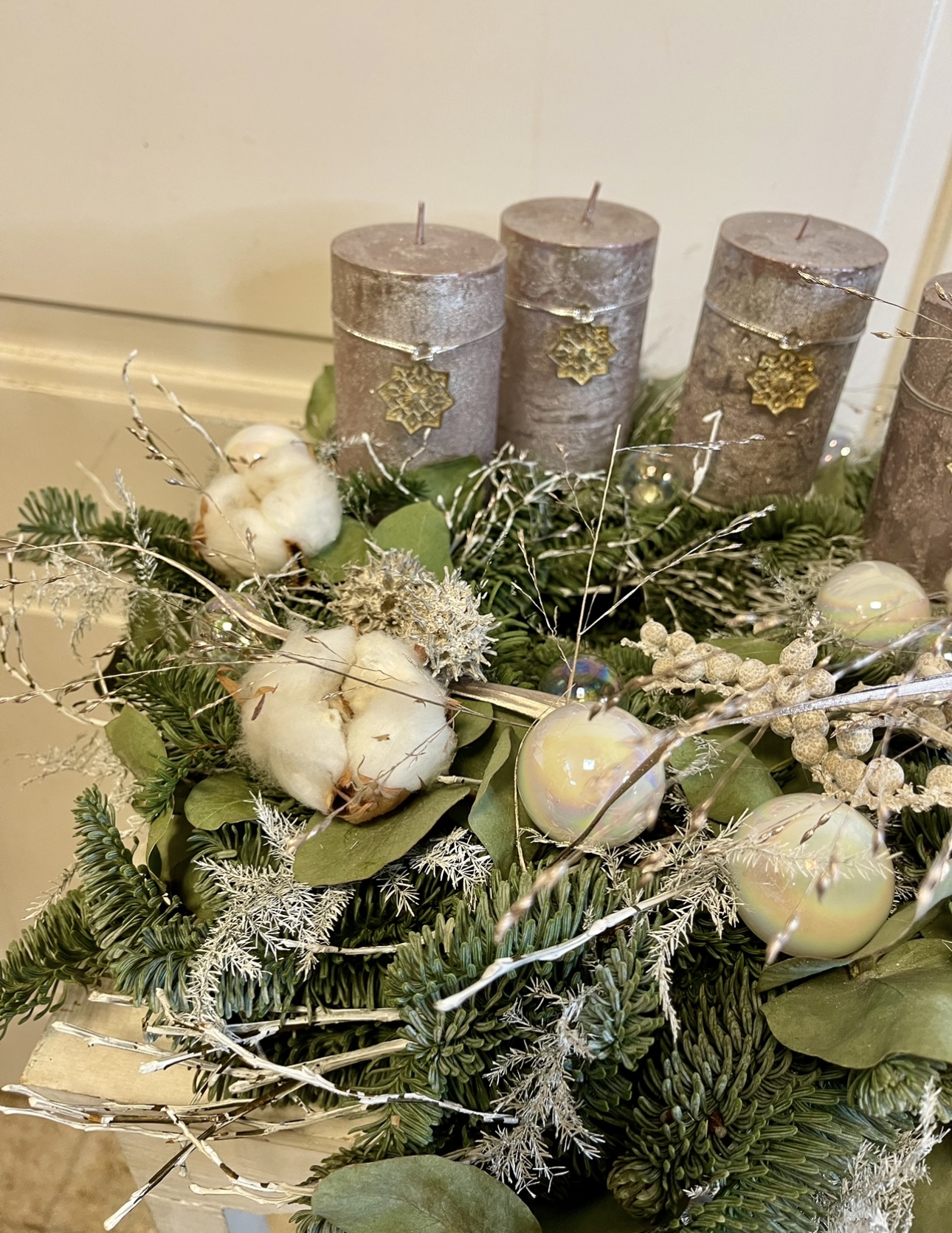 Adventní věnec stříbrná a bavlnou