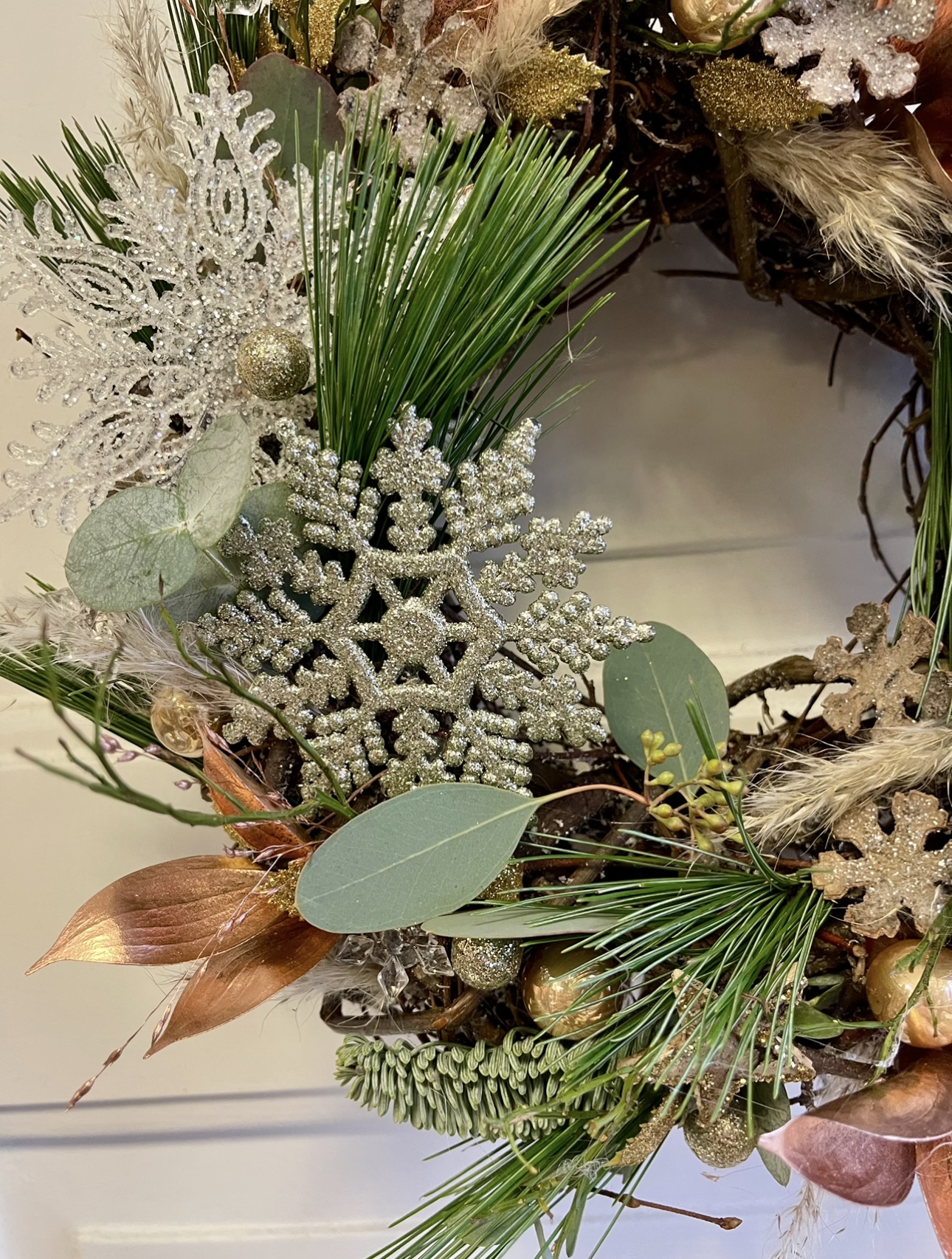 Nazdobený věnec mix eucalypt, borůvčí, borovice  a jedle 