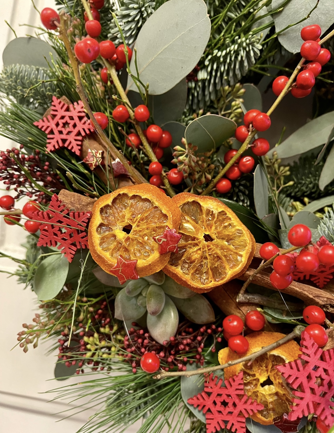 Vázaný věnec mix eucalypt, borůvčí, borovice  a jedle 