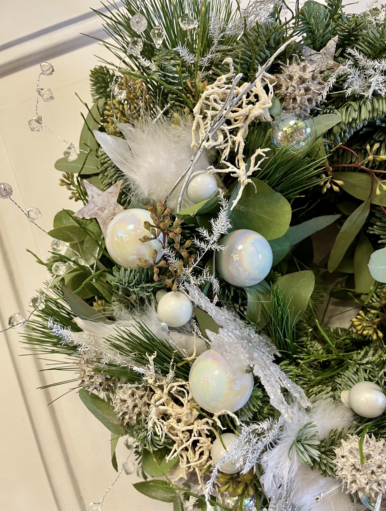 Navázaný věnec mix eucalypt a jedle ozdobený  bíle