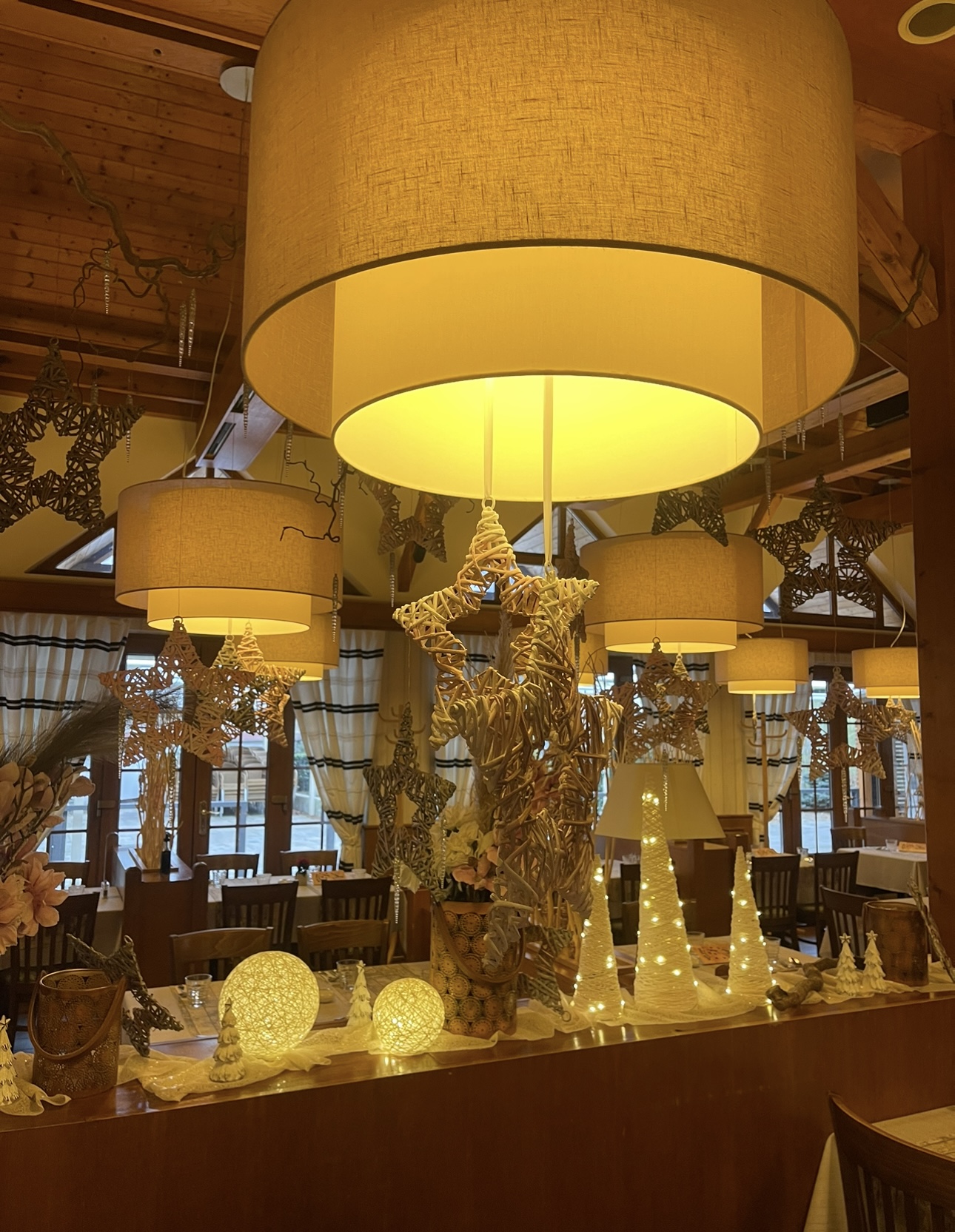 Výzdoba interiéru restaurace zimní 