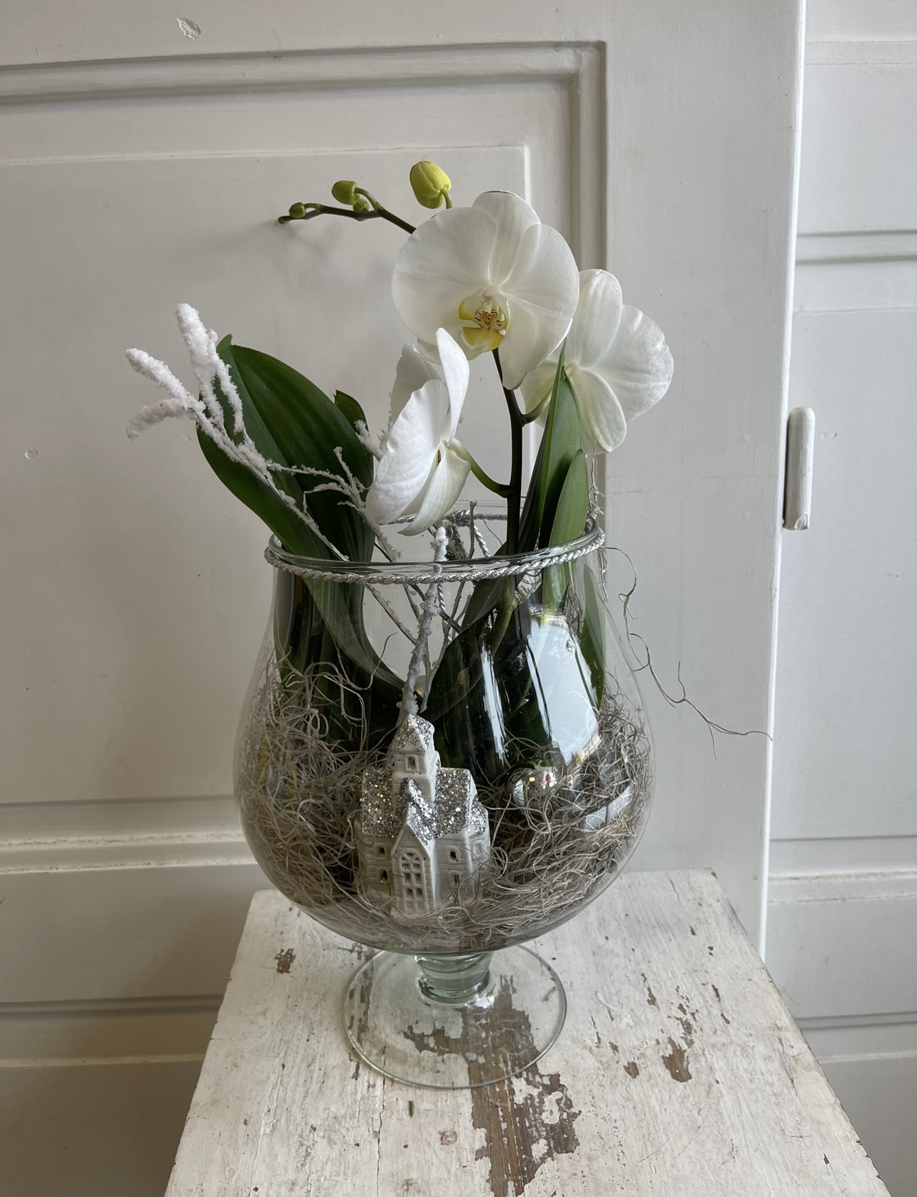 Zimní dekorace s orchidejí ve skle 