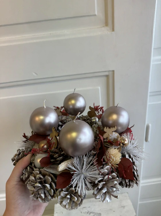 Adventní věnec malý jemný  lehce do červena 