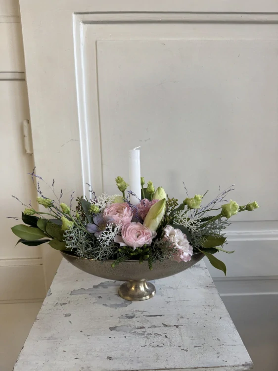 Svícen ranunculus, eustoma a vločky 