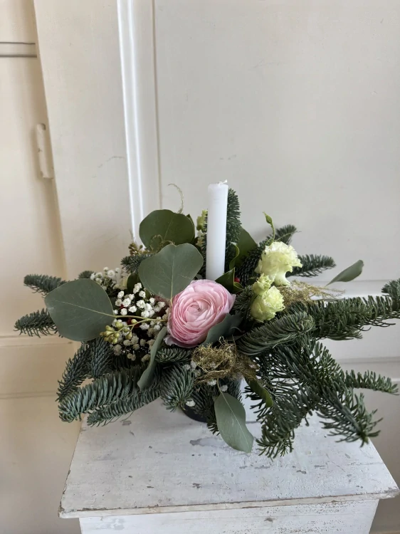 Svícen ranunculus a jedle 