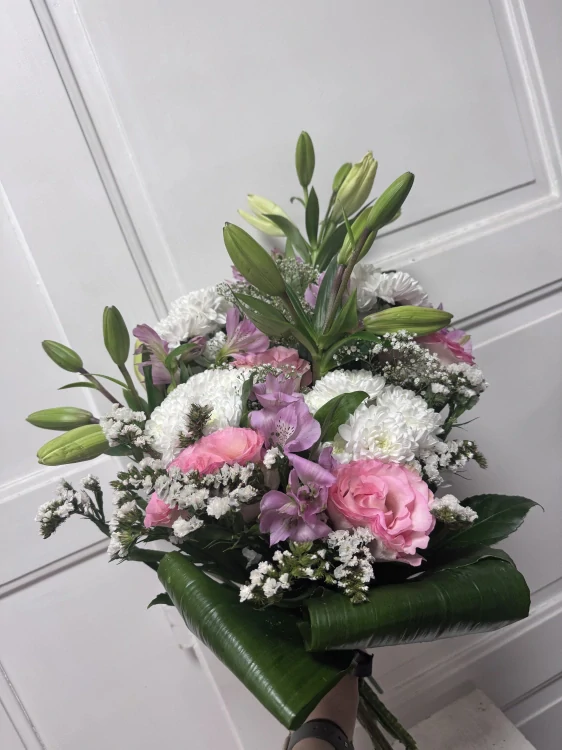 Smuteční aranžmá - lilie a růžové růže