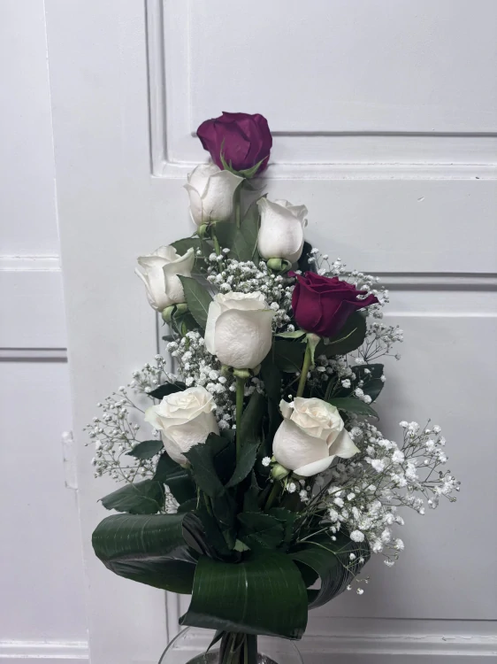 Smuteční aranžmá - bílé a červené růže 8ks