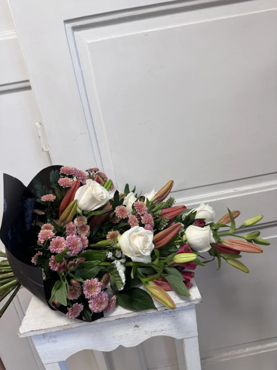 Smuteční aranžmá - červené lilie a bílé růže