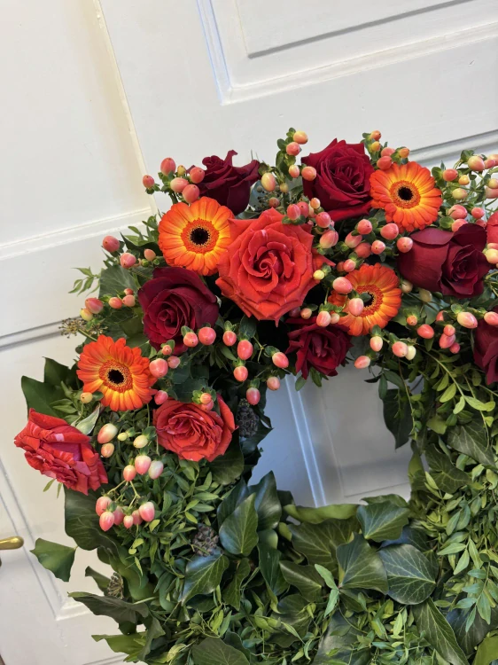 Smuteční věnec – červené růže a gerbery (Ø cca 60 cm)
