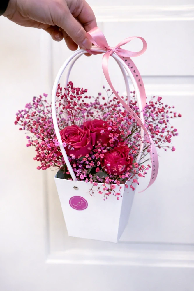 Taštička s růží a gypsofilou 